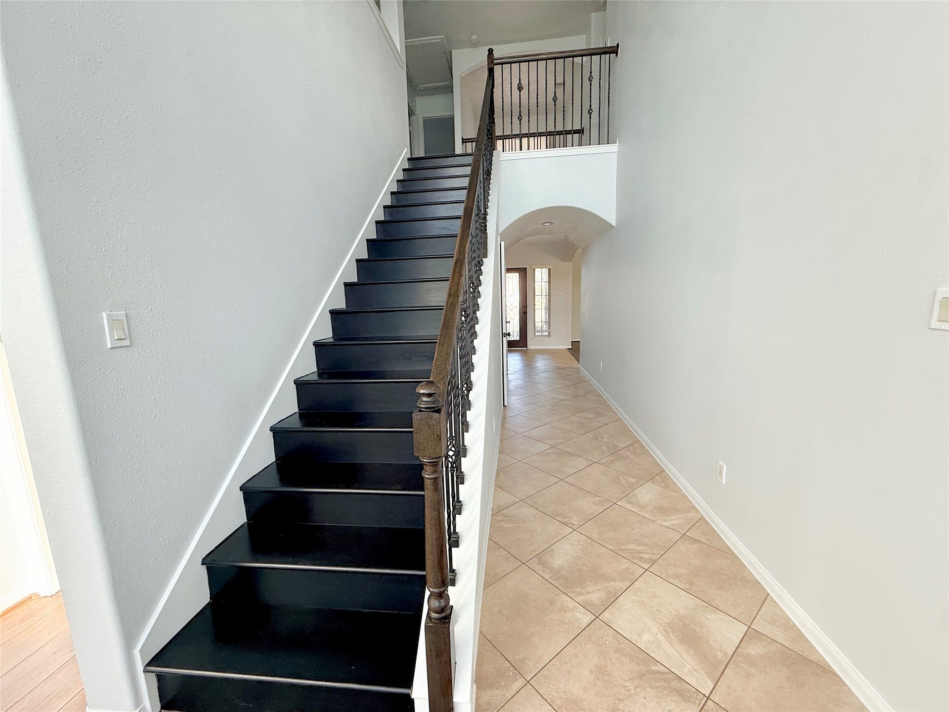 3951 Amalfi Shores Court, Missouri City, TX 77459 from living to front door
