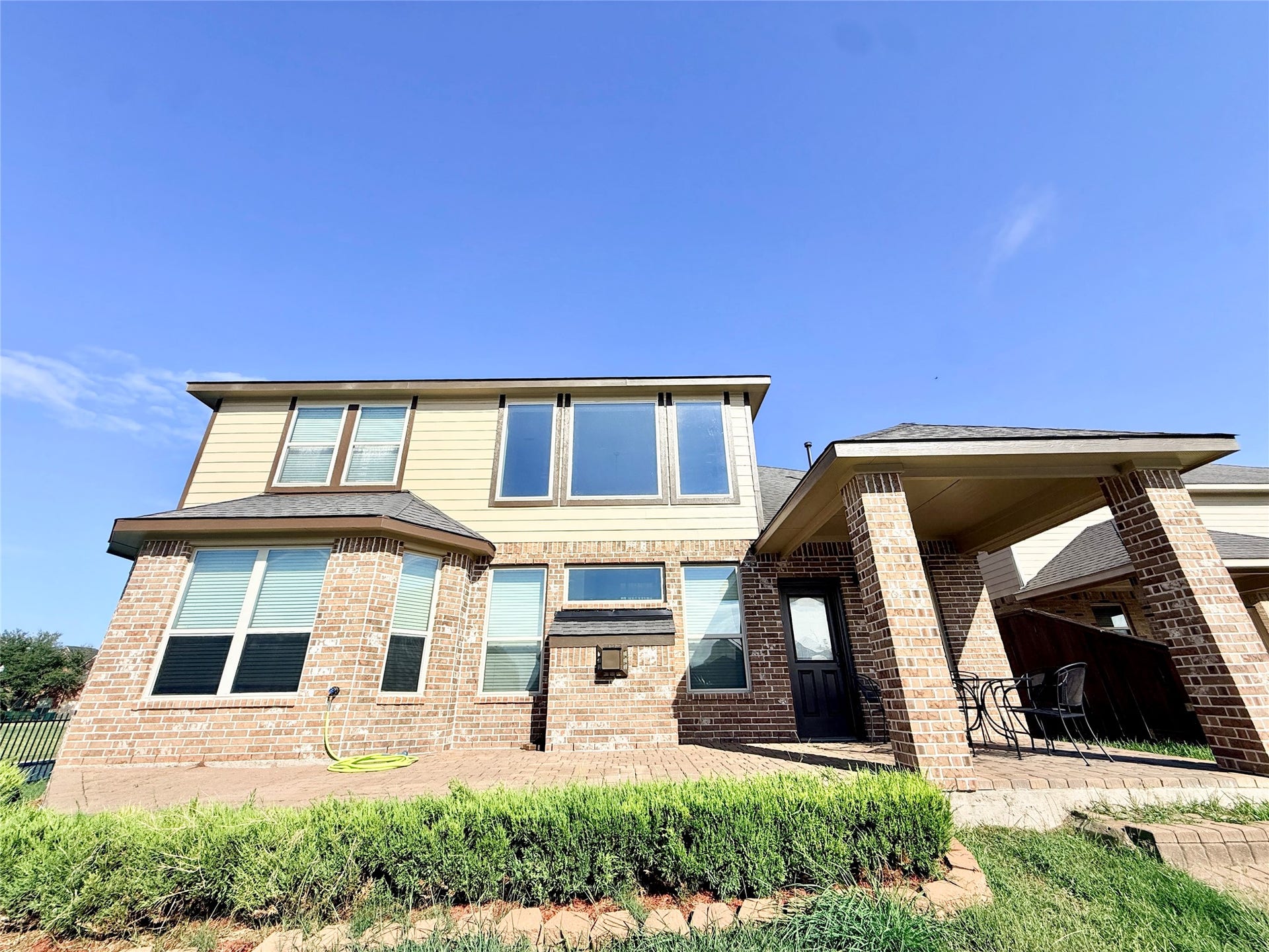 3951 Amalfi Shores Court, Missouri City, TX 77459 covered patio on the lake (table stays with home)