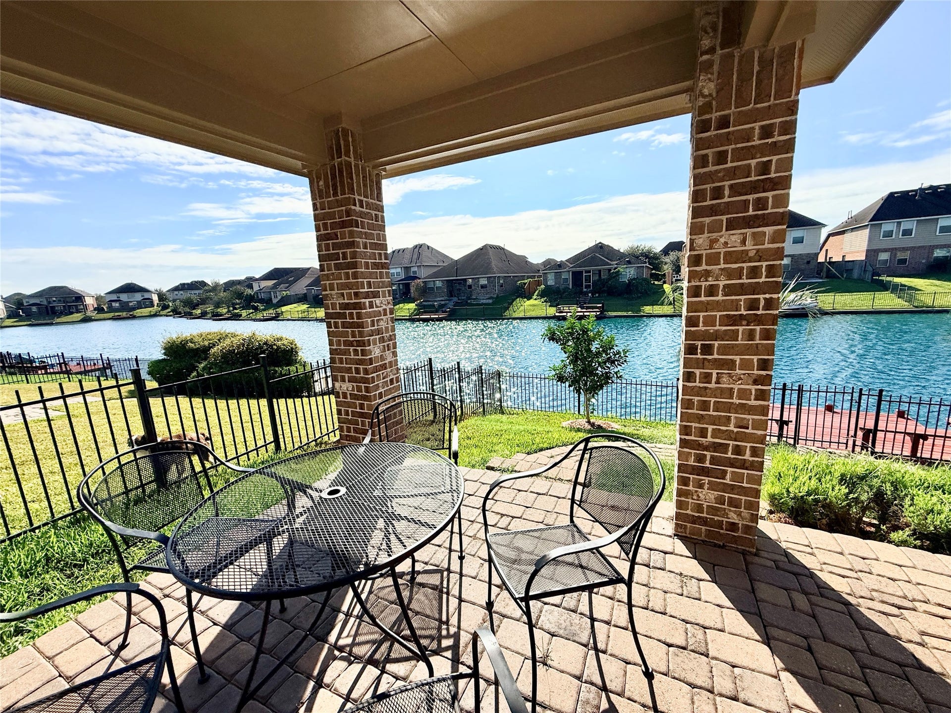 3951 Amalfi Shores Court, Missouri City, TX 77459 covered patio on the lake (table stays with home)