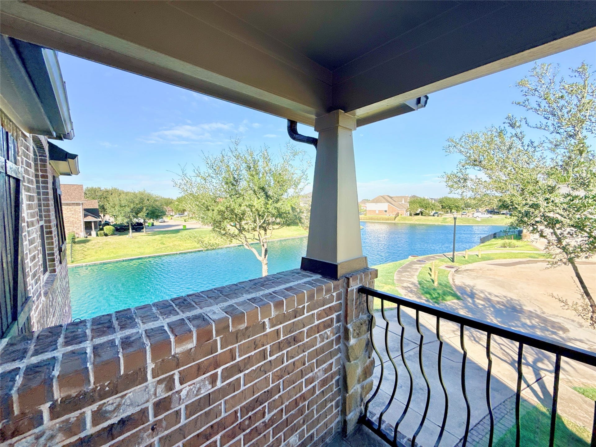 3951 Amalfi Shores Court, Missouri City, TX 77459 lakefront front/side balcony in cul-de-sac with private pier for resident fishing and pedal boating