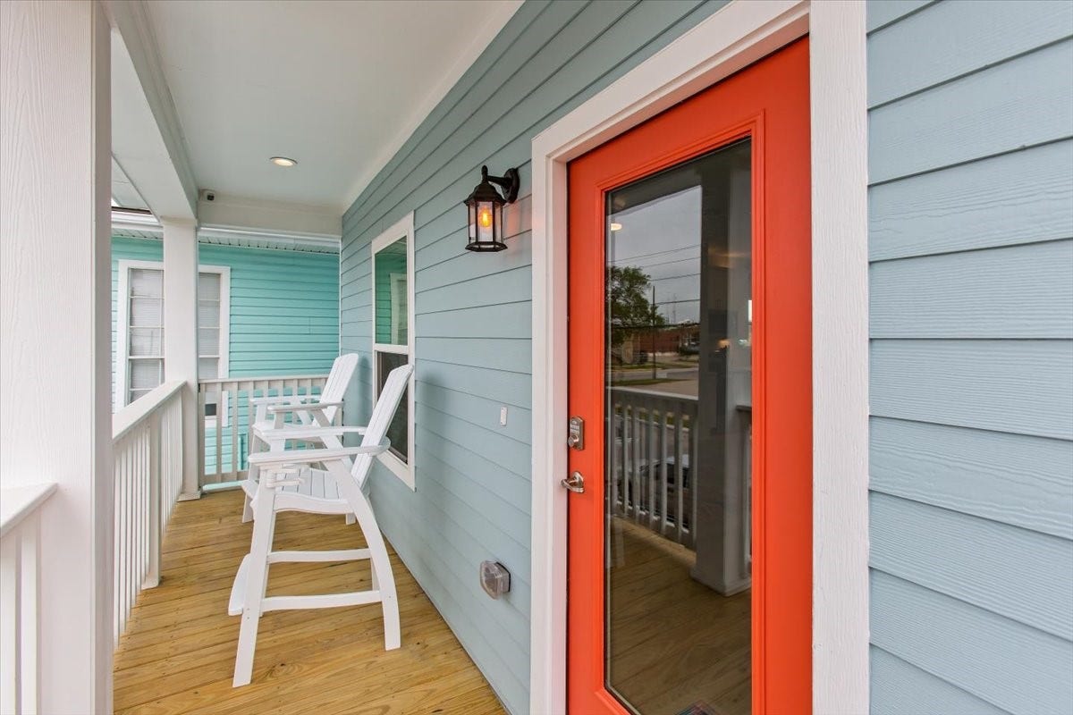 3211 Avenue K, Galveston, TX 77550 Nice outdoor furniture for enjoying this front deck.