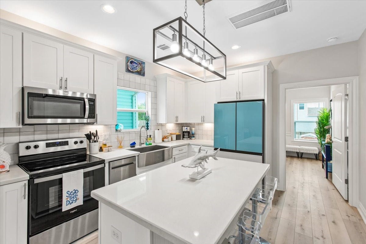 3211 Avenue K, Galveston, TX 77550 Delightful modern kitchen with quartz countertops high quality fixtrures.