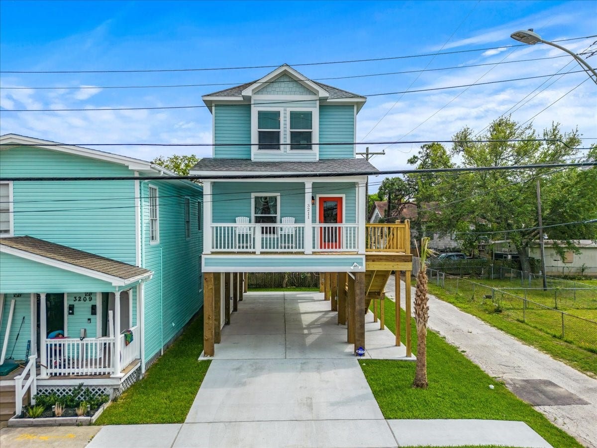 3211 Avenue K, Galveston, TX 77550 Beautiful contemporary home in midtown Galvestons.