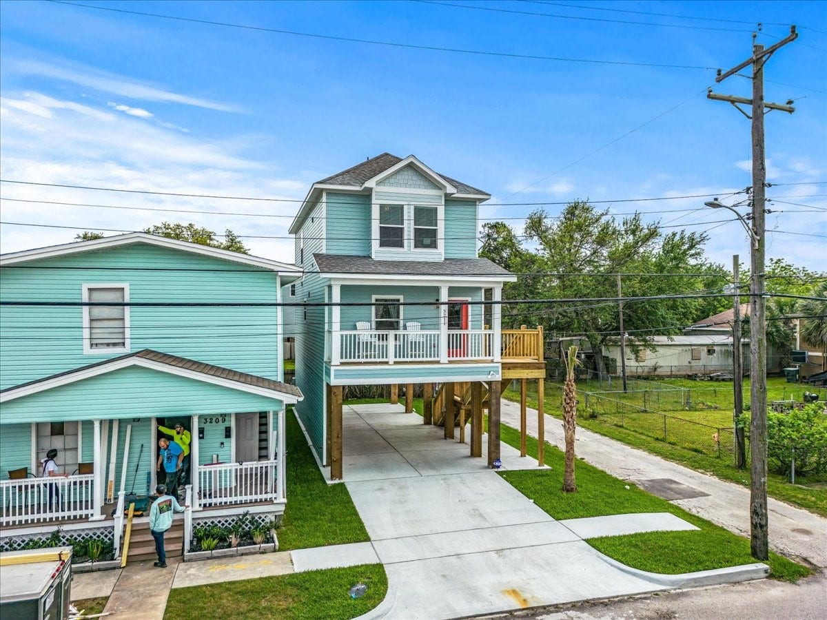 3211 Avenue K, Galveston, TX 77550 Excellent curb appeal.