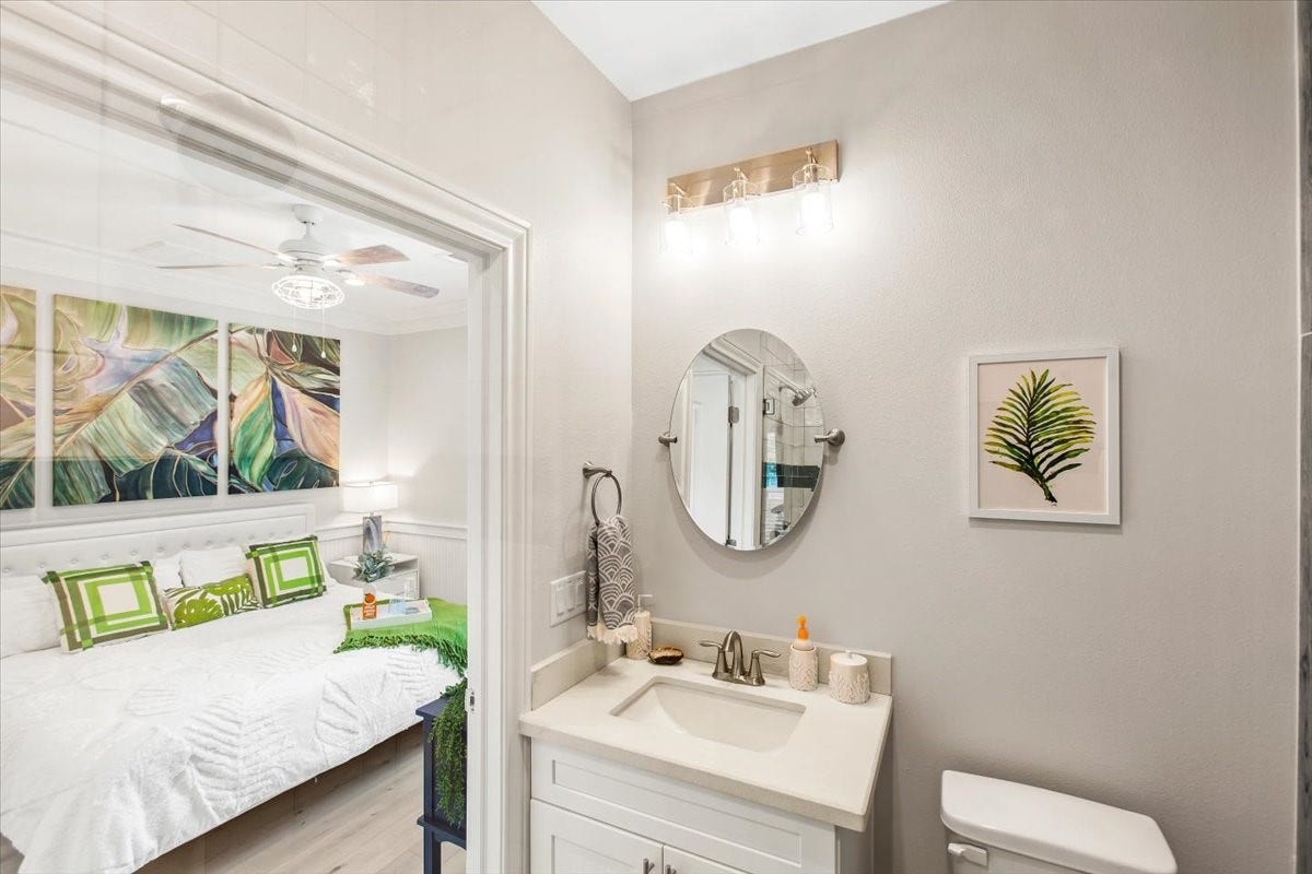3211 Avenue K, Galveston, TX 77550 Primary suite bathroom.