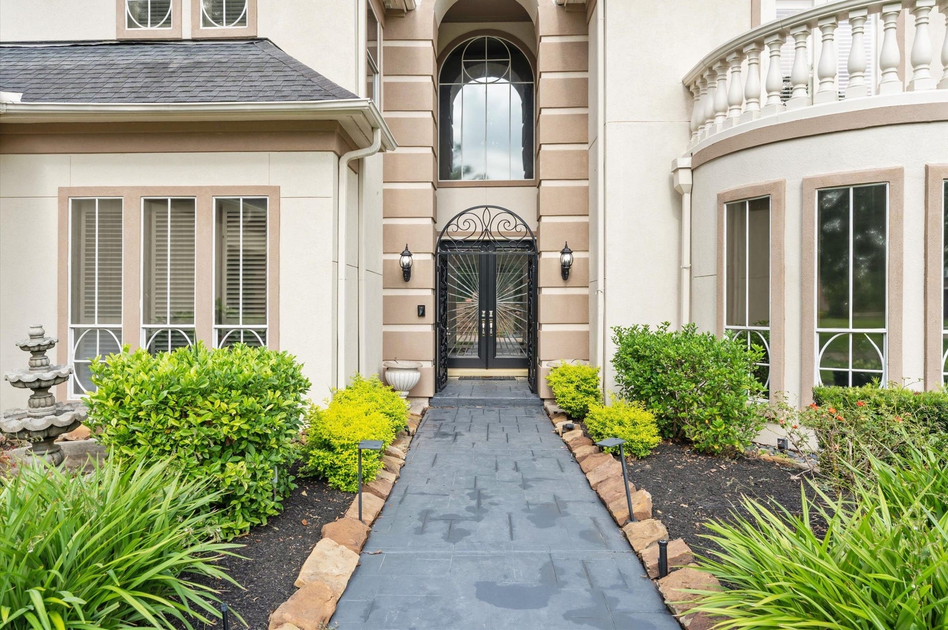 1830 Forest Gate Circle, Sugar Land, TX 77479 Gorgeous grand entrance your guests with a decorate wrought iron gate.