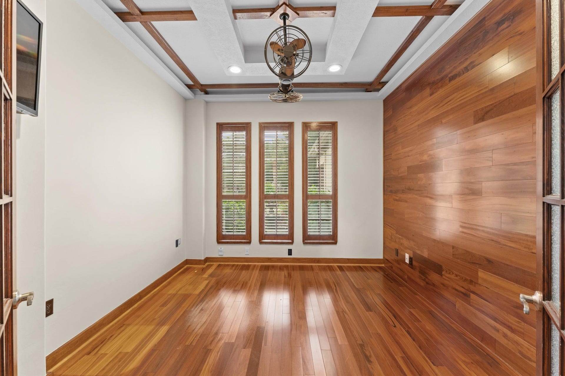 1830 Forest Gate Circle, Sugar Land, TX 77479 The study has luxurious wood flooring and accent wall with designer tray ceiling.