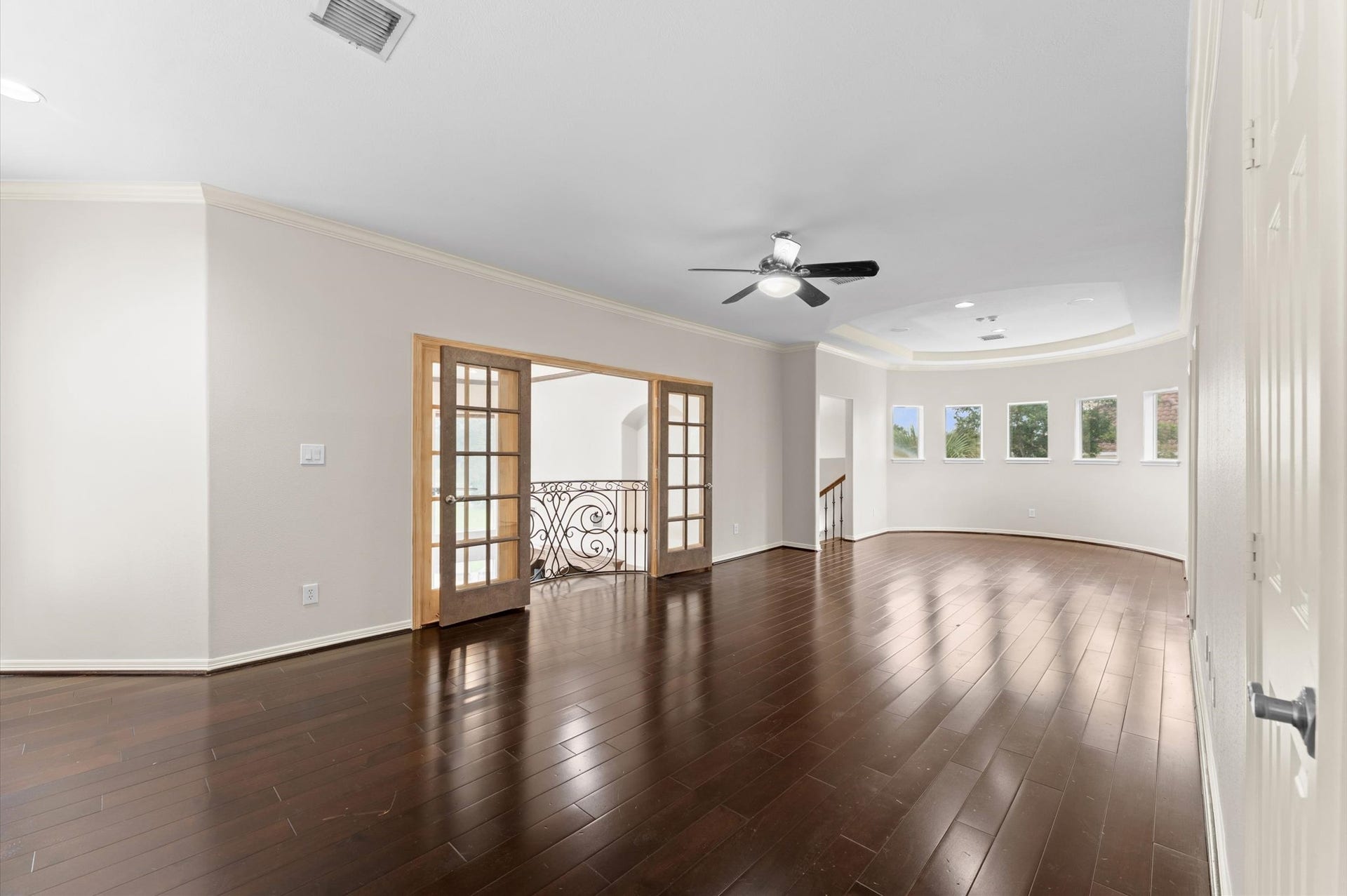1830 Forest Gate Circle, Sugar Land, TX 77479 The grand room upstairs can be used as a TV or game room. The beautiful flooring and curved wall offers a luxurious feeling. The double doors open to a Juliet balcony.