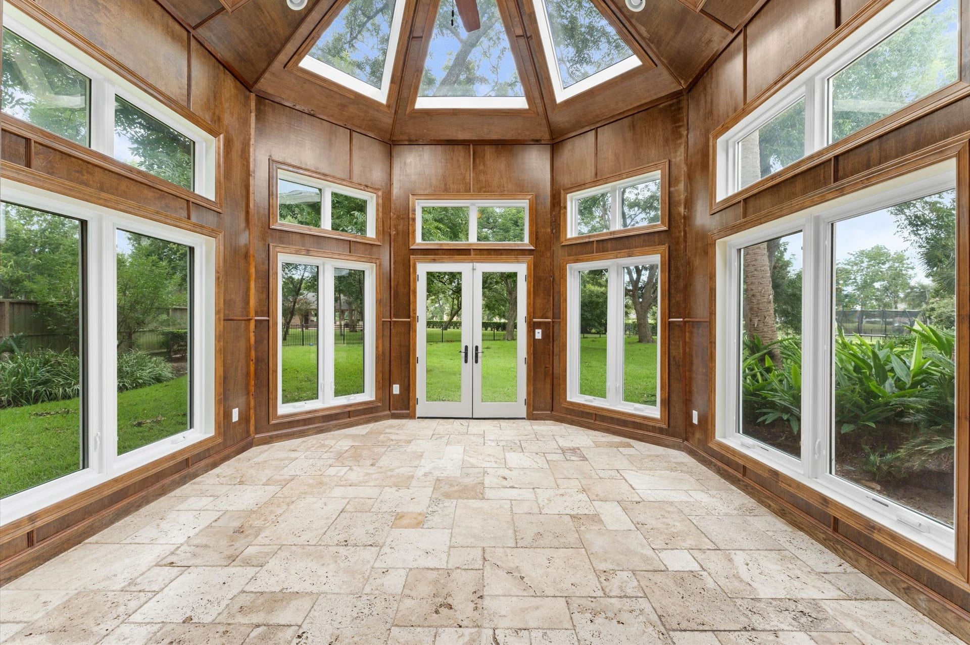 1830 Forest Gate Circle, Sugar Land, TX 77479 Off of the kitchen in the Cabana is the sunroom which allows you to see the backyard, the golf course and the stars at night. The possibilities in this room are endless!