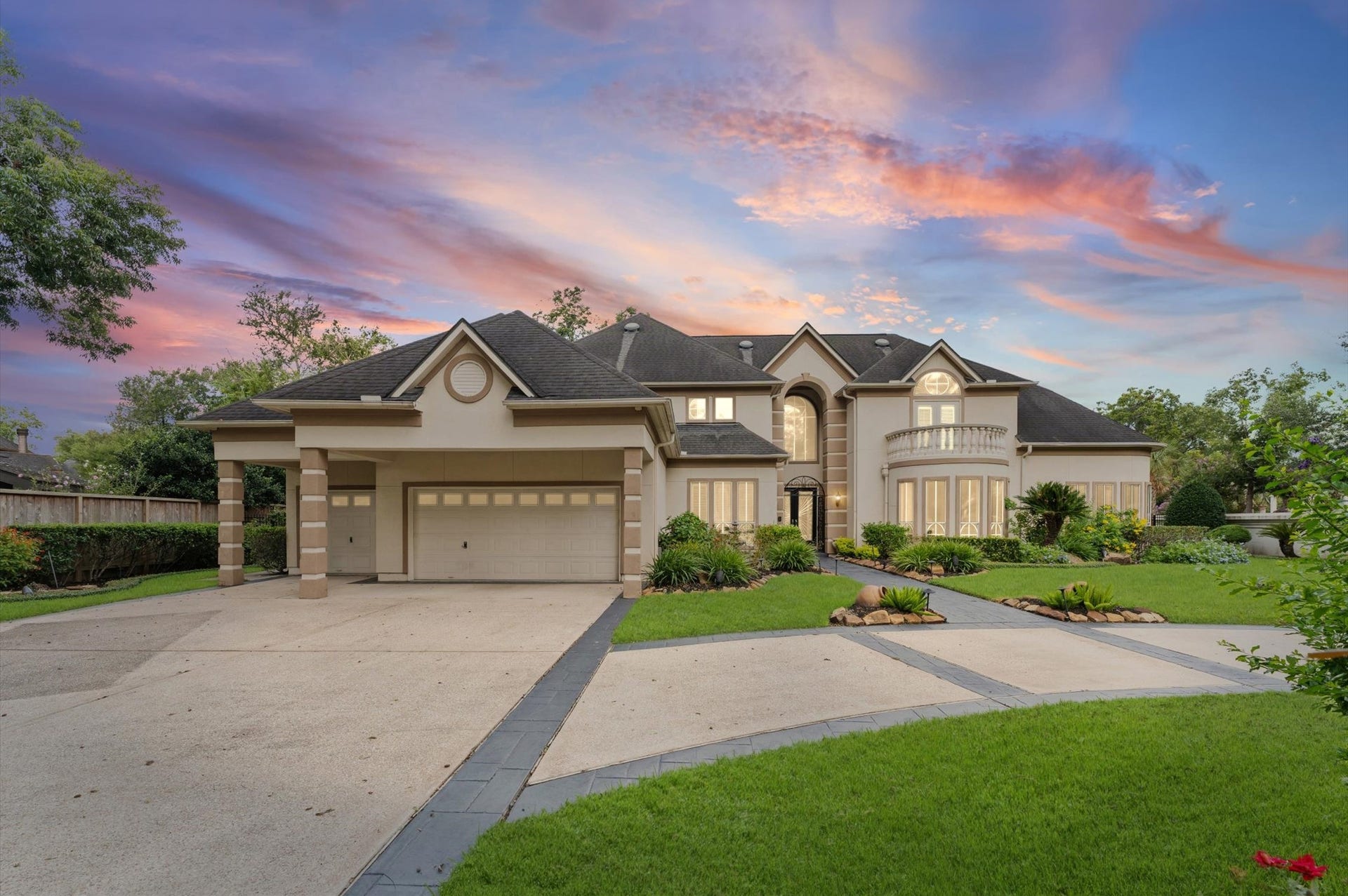 1830 Forest Gate Circle, Sugar Land, TX 77479 Welcome to 1830 Forest Gate Circle located in The Estates in the master-plan community of Greatwood in Sugar Land.