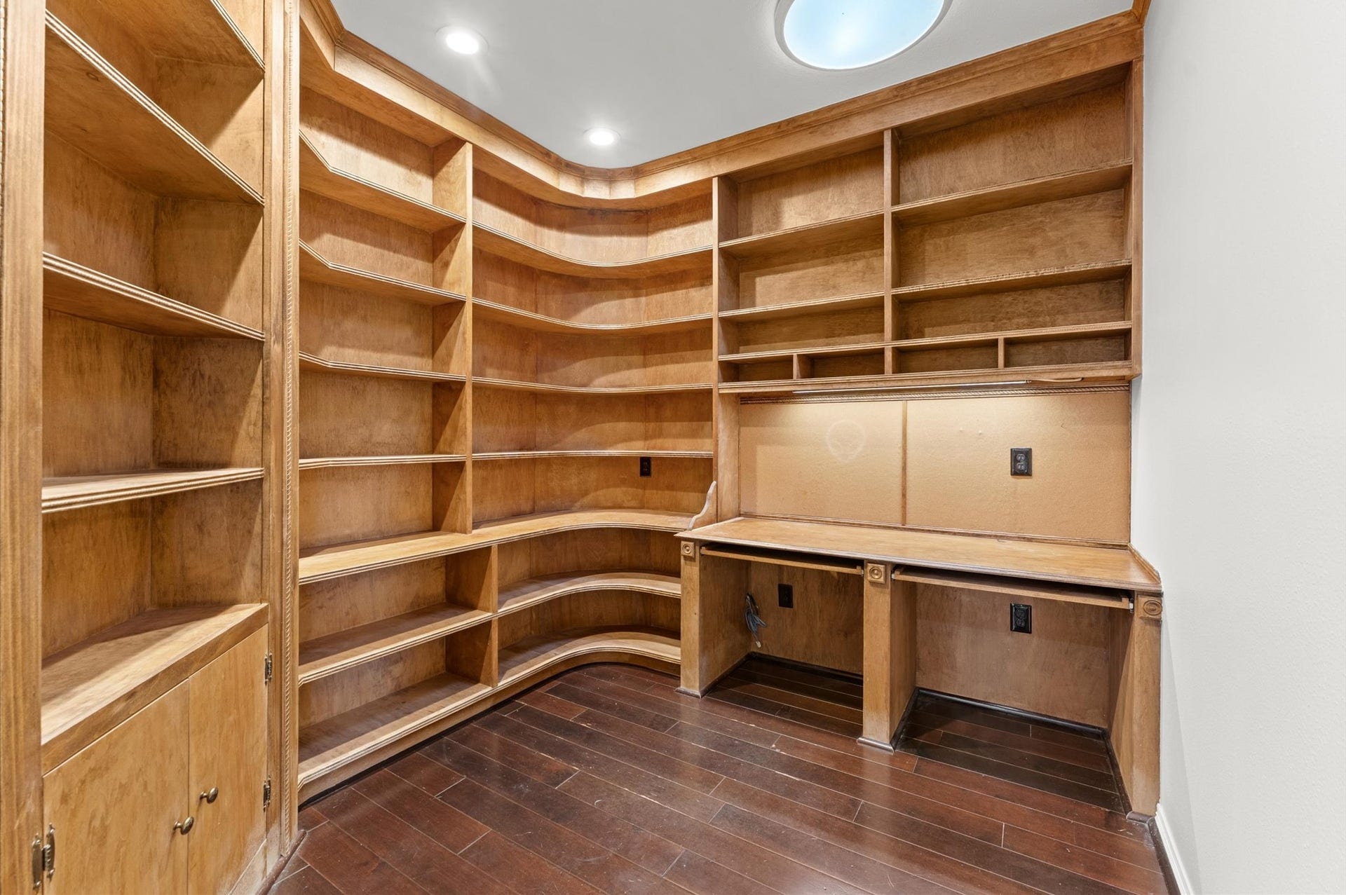 1830 Forest Gate Circle, Sugar Land, TX 77479 The Upstairs has a custom study / library between two of the bedrooms. The shelves are just waiting for your collection of ACOTAR & Harry Potter books!