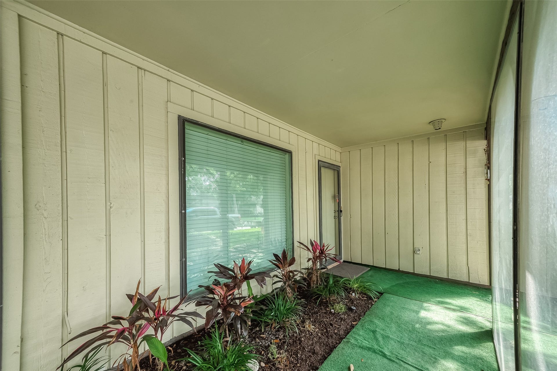 20 Champions Colony E, Houston, TX 77069 The large glass window allows abundant natural light to enter the entryway, creating a bright and inviting atmosphere in the foyer or entrance area.