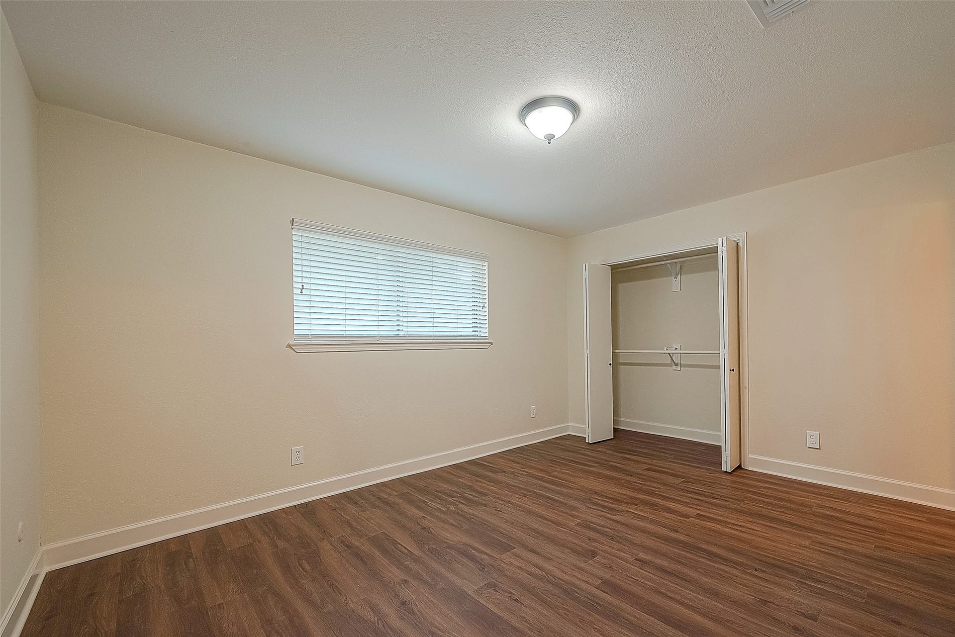 20 Champions Colony E, Houston, TX 77069 A different view of the second bedroom.