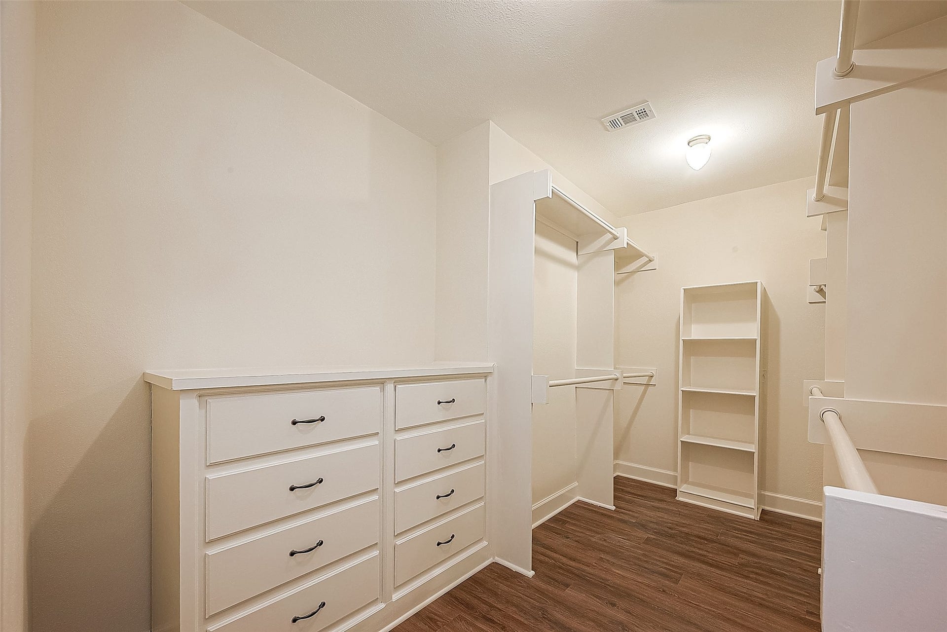 20 Champions Colony E, Houston, TX 77069 The walk-in closet offers ample storage space.
