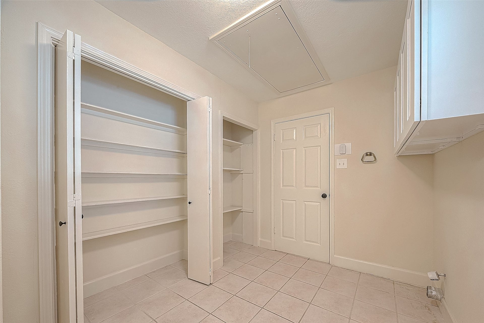 20 Champions Colony E, Houston, TX 77069 Extra storage space in the utility room.