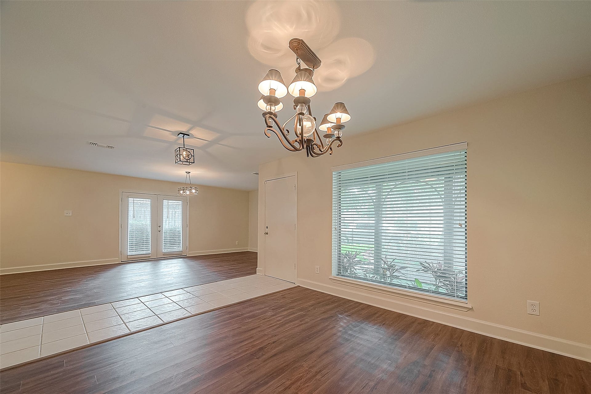20 Champions Colony E, Houston, TX 77069 A view of the living room connected to the dining room.