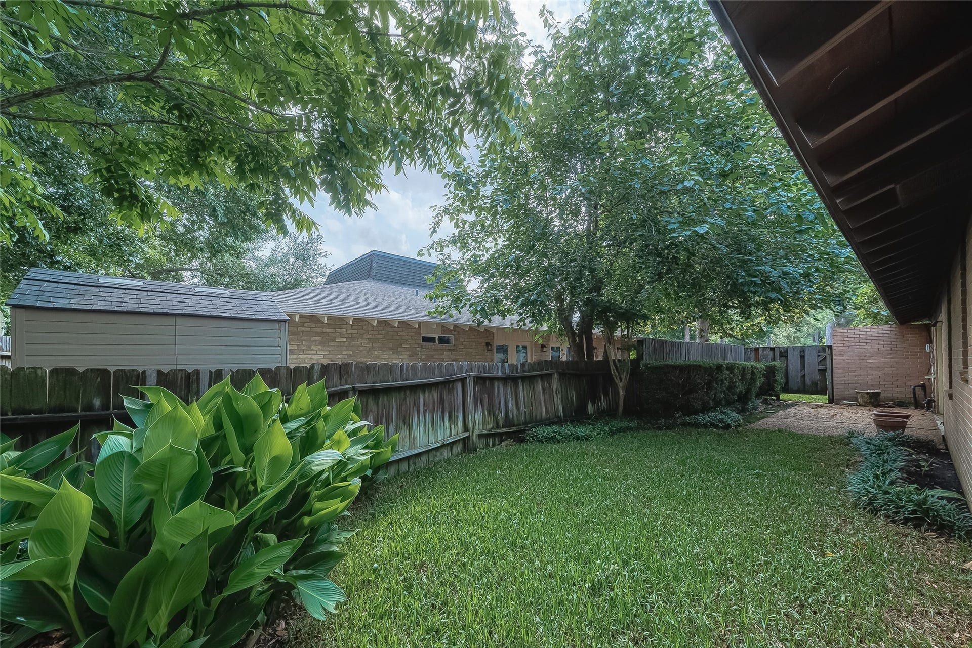 20 Champions Colony E, Houston, TX 77069 The yard of the home features a well-manicured lawn, adding a touch of greenery to the modern exterior.