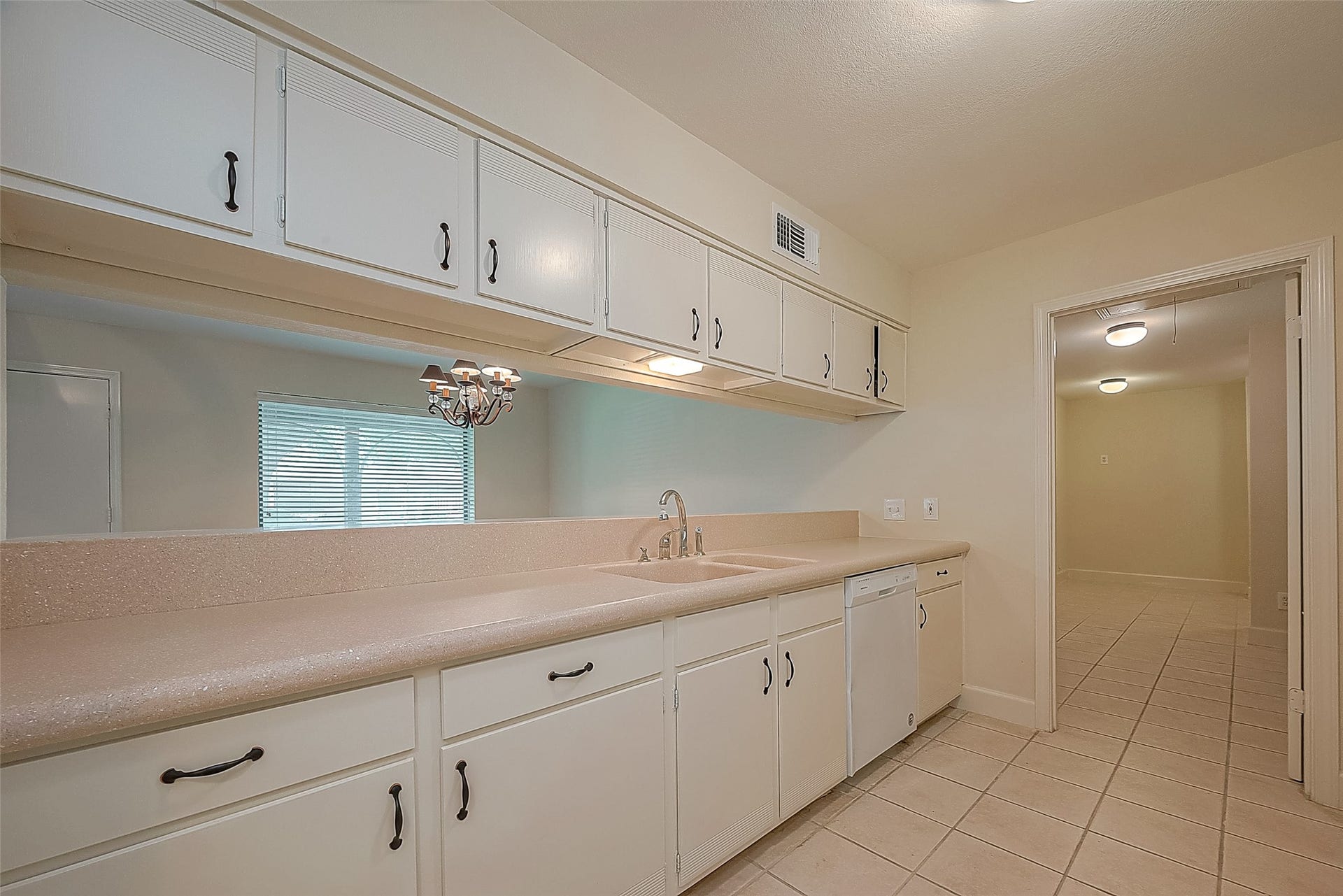 20 Champions Colony E, Houston, TX 77069 A view from the other side of the kitchen.