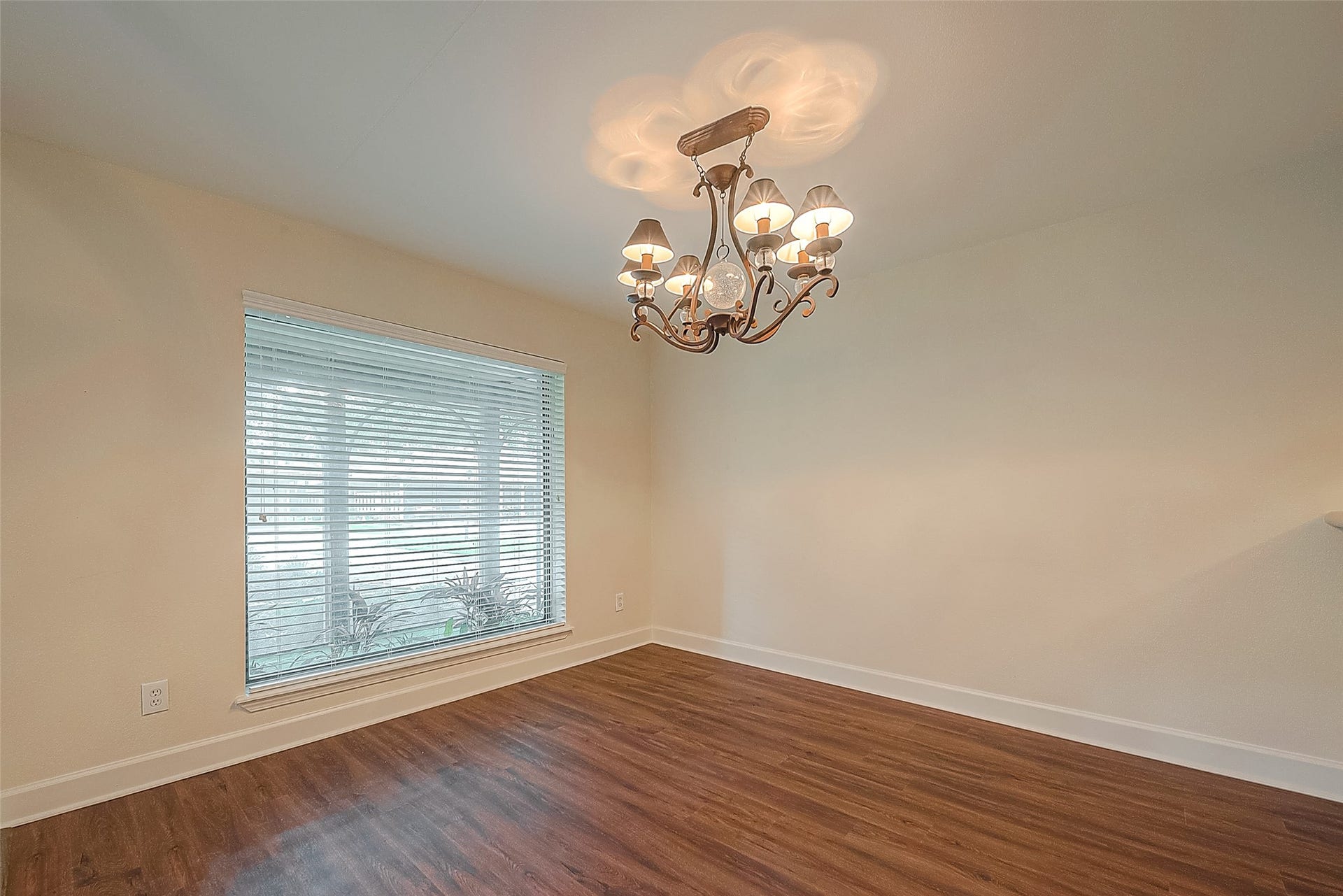 20 Champions Colony E, Houston, TX 77069 The dining room features beautiful wood flooring.