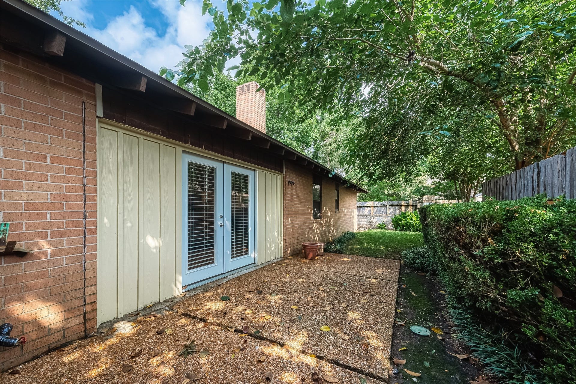 20 Champions Colony E, Houston, TX 77069 The living room conveniently opens up to the backyard, allowing easy access to outdoor relaxation and entertainment.