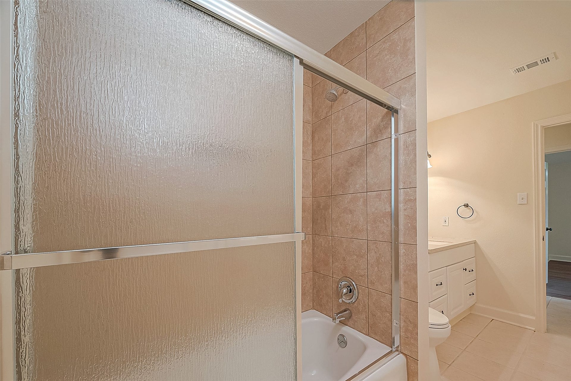 20 Champions Colony E, Houston, TX 77069 A view of the tub/shower combo.