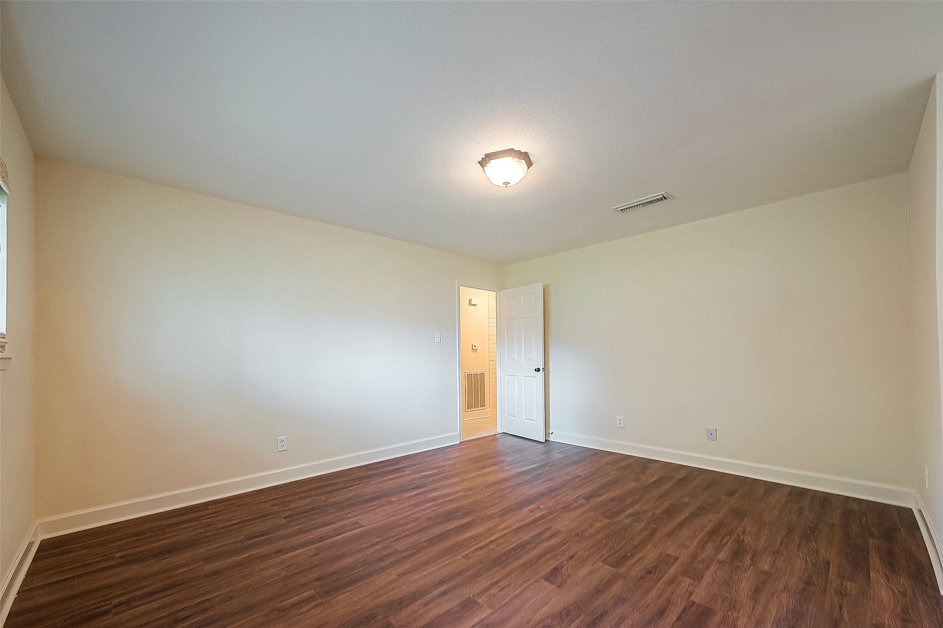 20 Champions Colony E, Houston, TX 77069 A different view of the primary bedroom.