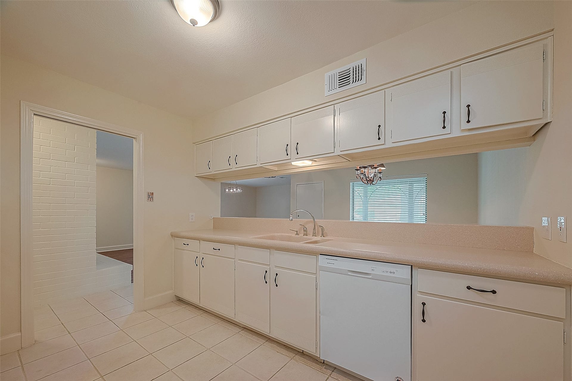 20 Champions Colony E, Houston, TX 77069 Seamlessly connected to the dining room, this kitchen offers ample storage space.