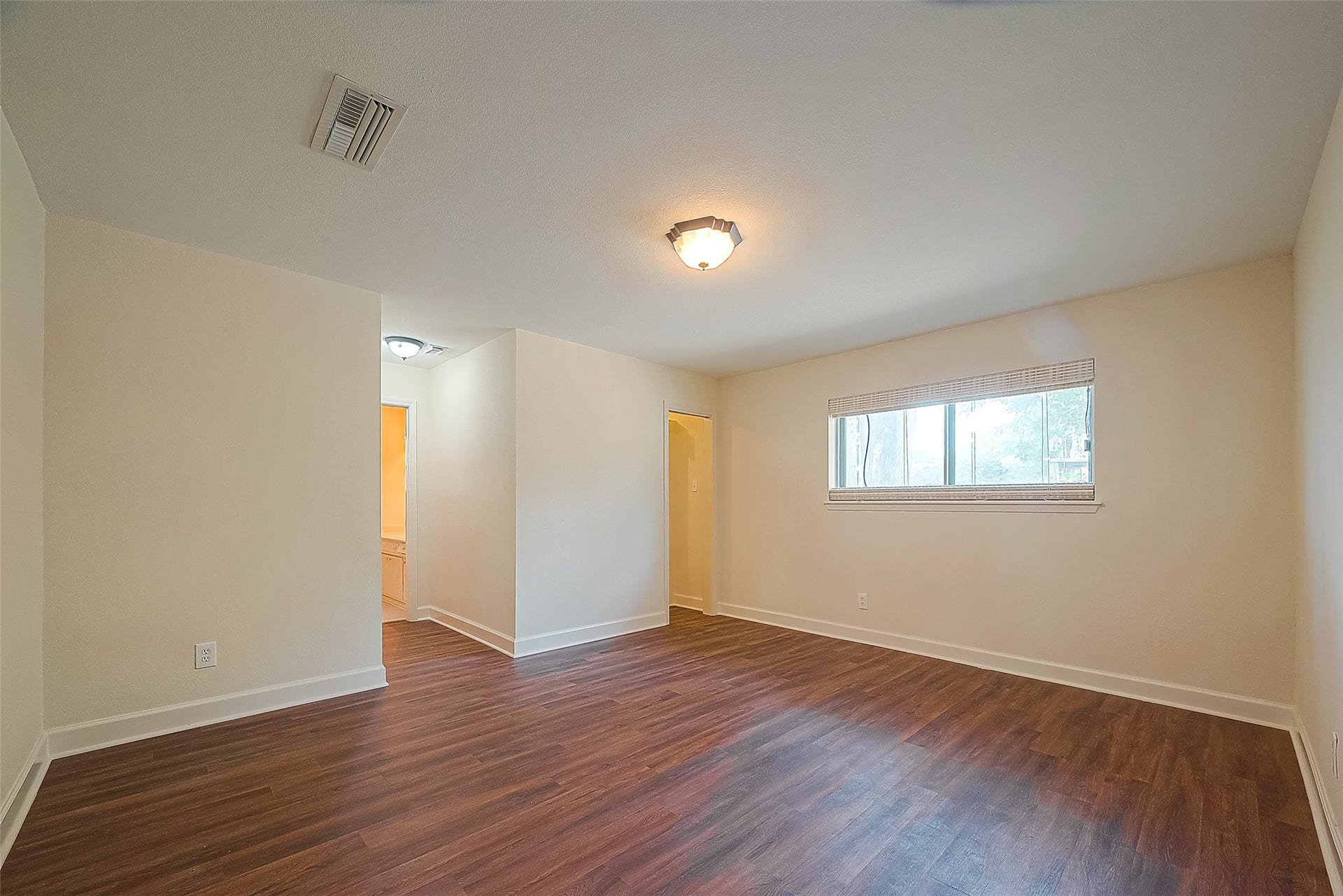 20 Champions Colony E, Houston, TX 77069 The primary bedroom boasts a spacious walk-in closet, offering plenty of storage for clothing and accessories.