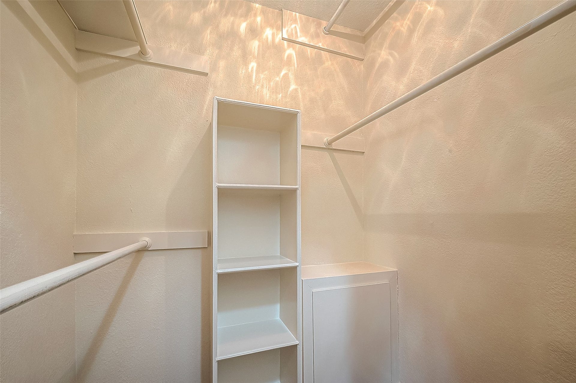 20 Champions Colony E, Houston, TX 77069 A close view of the walk-in closet.