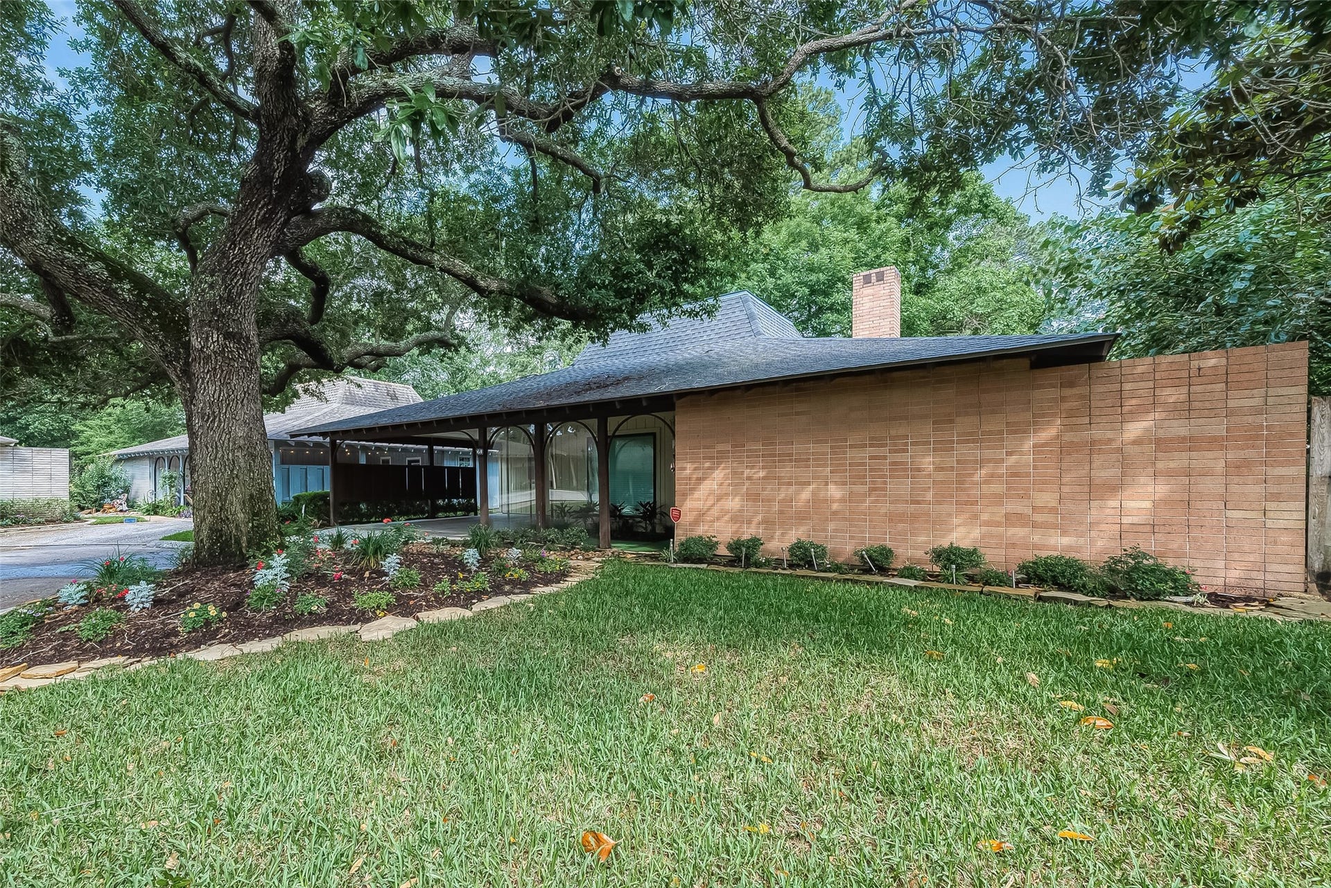 20 Champions Colony E, Houston, TX 77069 A wide view of the front of the house.