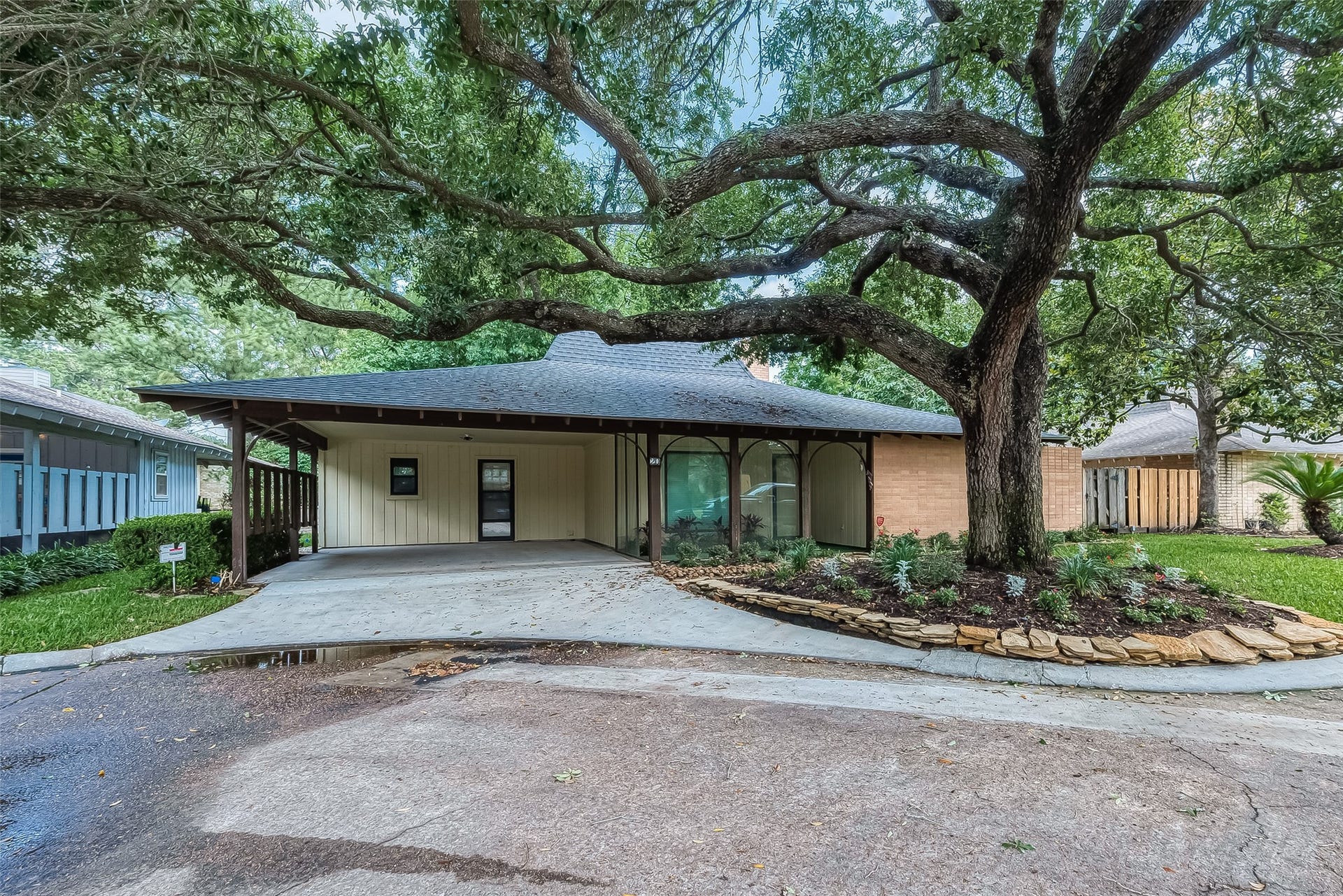 20 Champions Colony E, Houston, TX 77069 Step inside this delightful single-story home, boasting two bedrooms, two bathrooms and adorned with beautiful landscaping including a majestic tree. It's a cozy and inviting space.