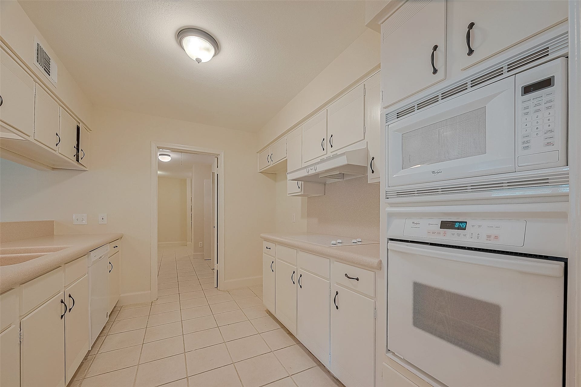 20 Champions Colony E, Houston, TX 77069 Discover the heart of the home in the stylish kitchen, featuring multi-functional cabinets that not only enhance functionality but also serve as a gathering point for culinary creations and casual conversations.