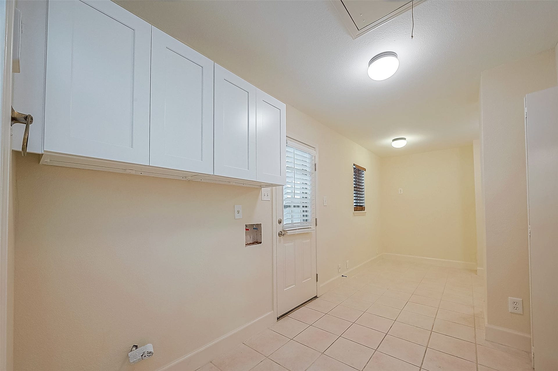 20 Champions Colony E, Houston, TX 77069 With easy access to the utility room, tasks like sorting, washing, and folding clothes become more manageable and efficient.