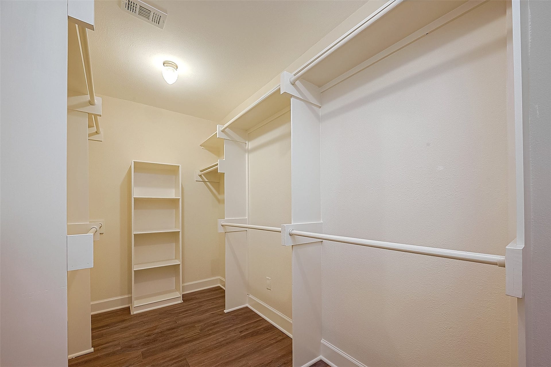 20 Champions Colony E, Houston, TX 77069 Side view of the walk-in closet.