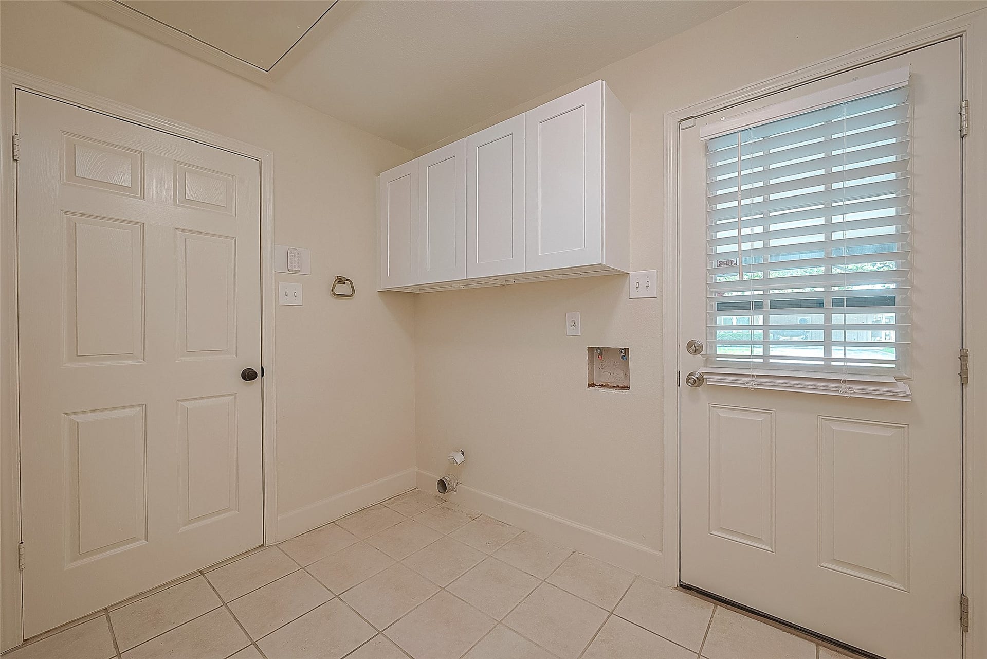 20 Champions Colony E, Houston, TX 77069 Included is a convenient utility room, providing extra storage space and housing essential appliances.