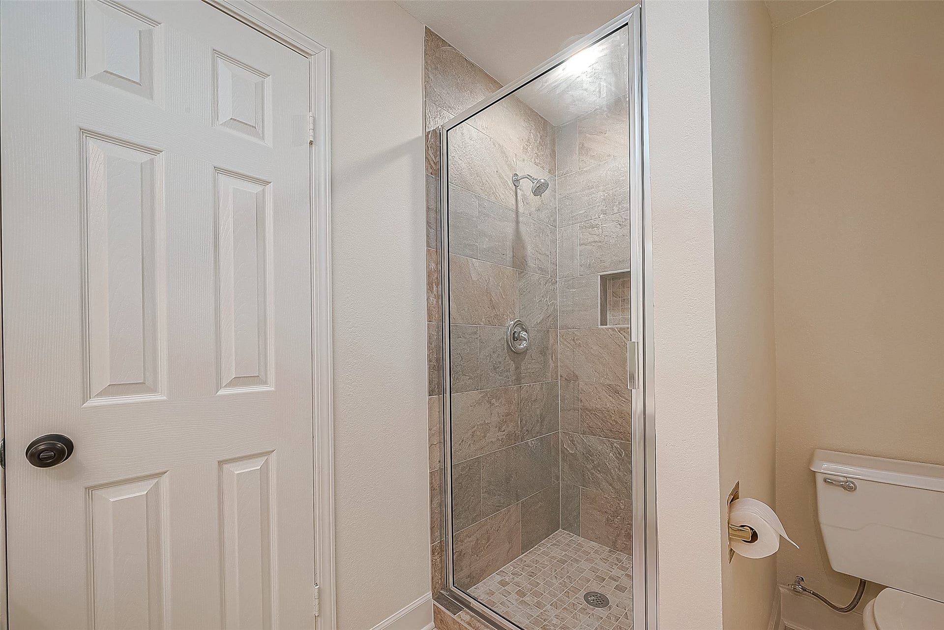 20 Champions Colony E, Houston, TX 77069 A view of the shower in the primary bathroom.