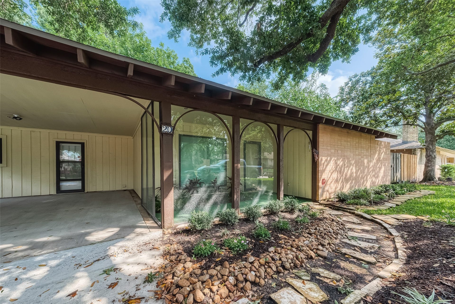 20 Champions Colony E, Houston, TX 77069 Experience the ultimate blend of elegance and comfort. Schedule a showing today and envision yourself enjoying the perfect combination of style and comfort.