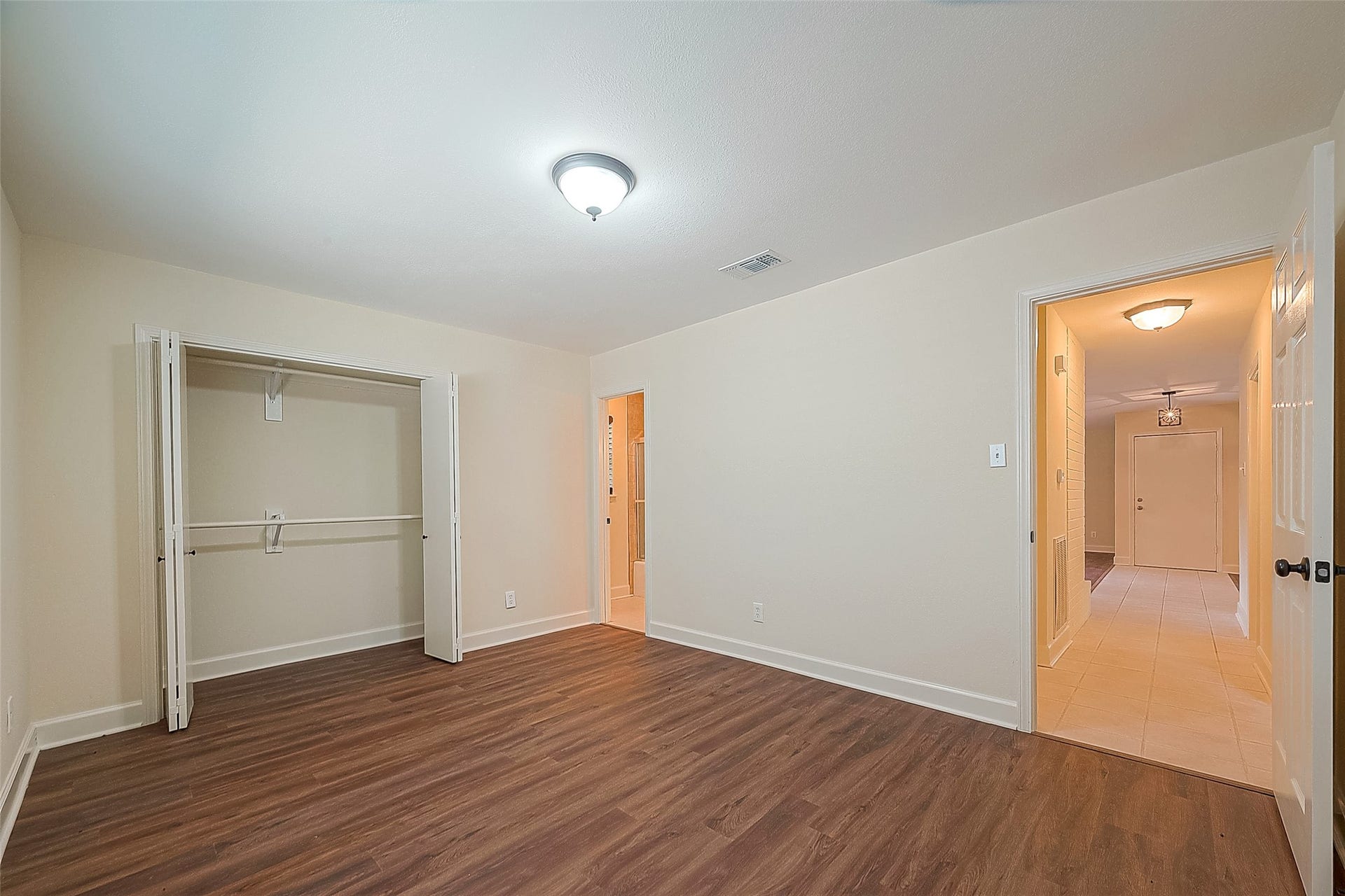 20 Champions Colony E, Houston, TX 77069 The second bedroom features a build in closet.
