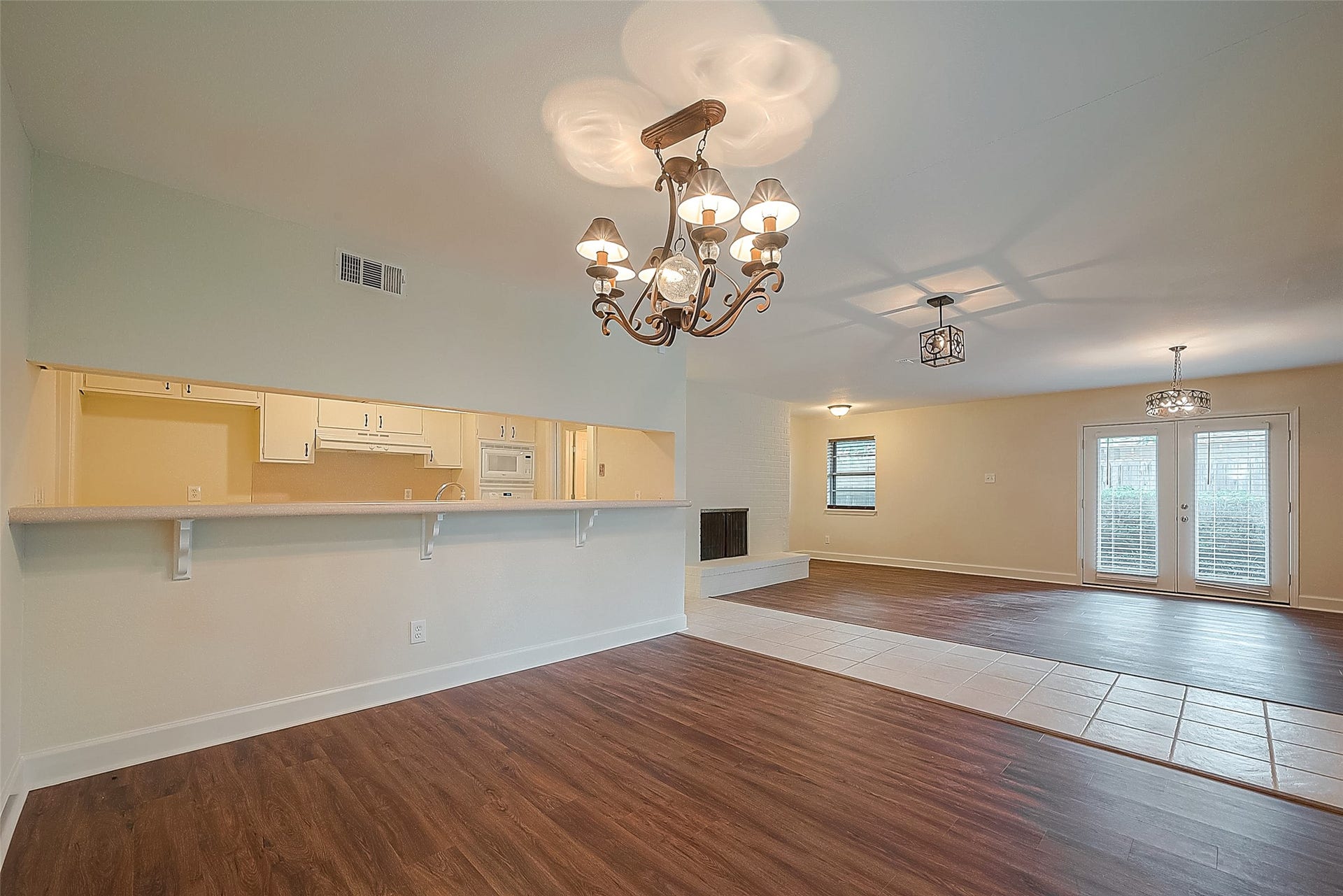 20 Champions Colony E, Houston, TX 77069 This home offers a spacious dining and living room with an open floor plan, perfect for relaxing and entertainment.