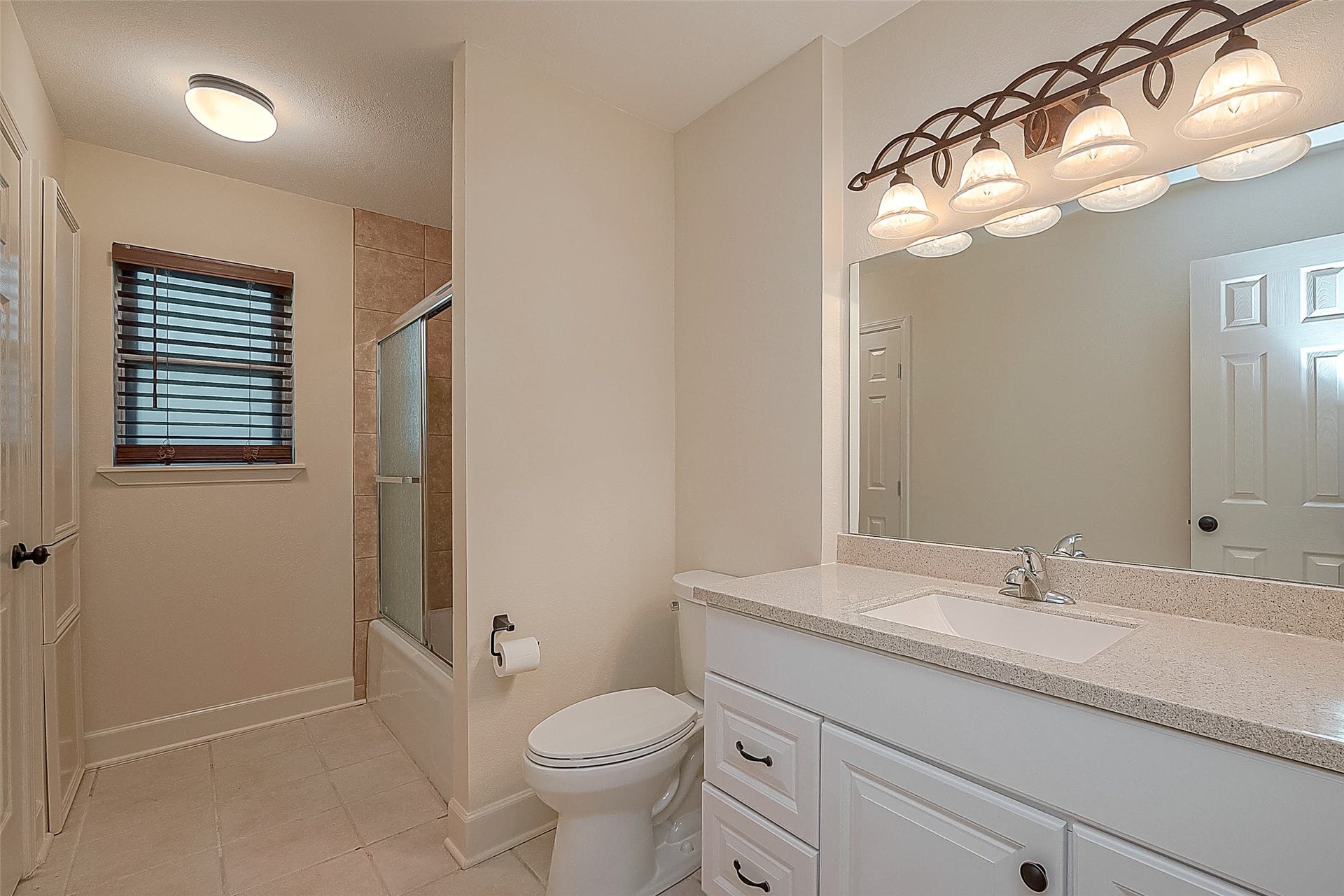 20 Champions Colony E, Houston, TX 77069 The second bathroom is equipped with a convenient tub/shower combination, perfect for relaxing baths or a quick shower.