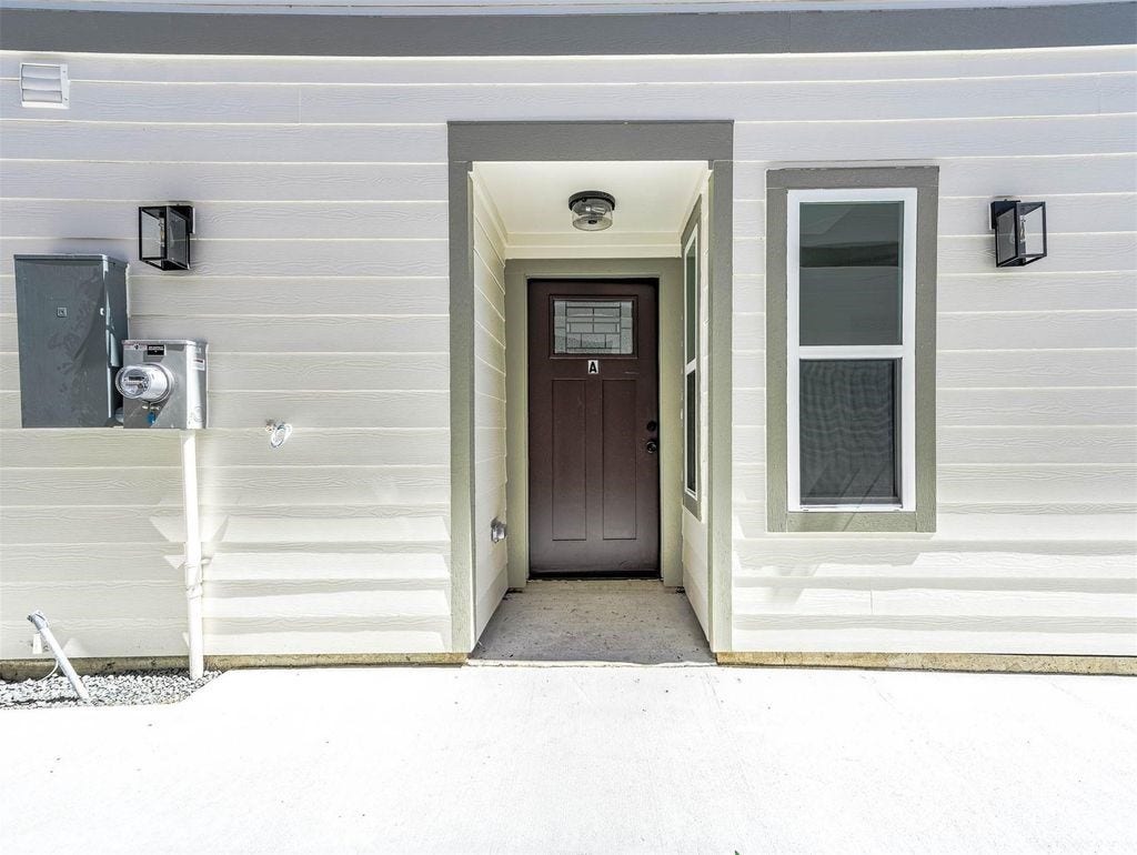 2018 Hampton A Street, #A, Houston, TX 77088 Side entrance to unit.