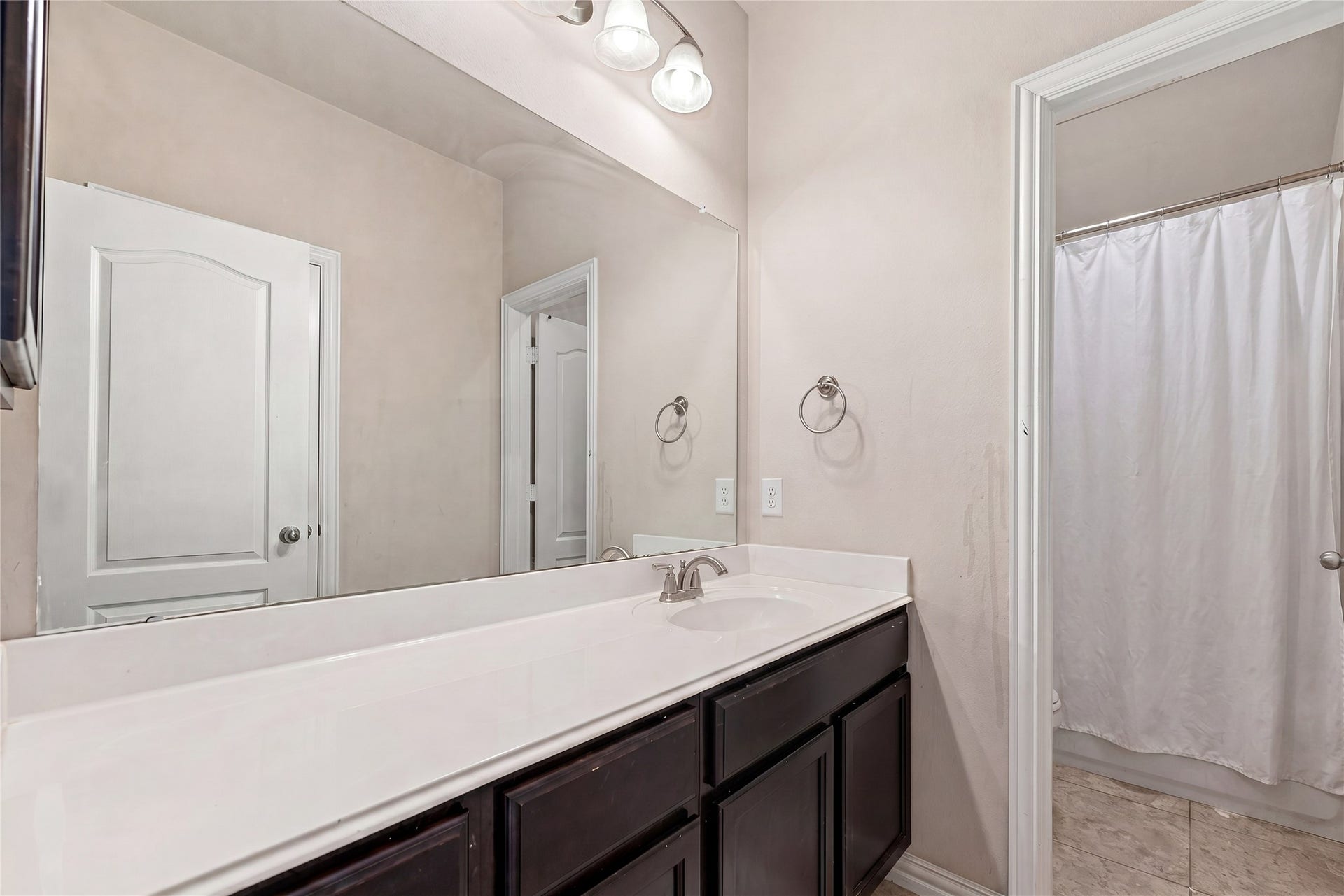 7018 Pearl Terrace Lane, Richmond, TX 77469 Secondary full bath featuring a long vanity with ample counter space, a large mirror, and a separate tub/shower area, ideal for family and guests.