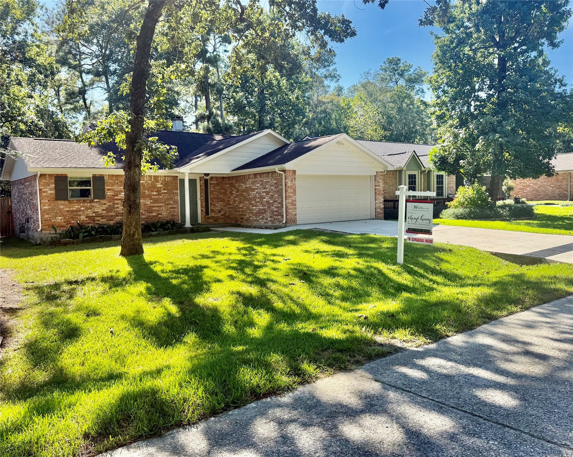 13 Maywind Court, The Woodlands, TX 77381 Fresh, inviting & move-in ready! Thoughtfully updated home on a cul-de-sac with fresh 2026 exterior paint & new shutters, newer driveway & sidewalk create a welcoming first impression.