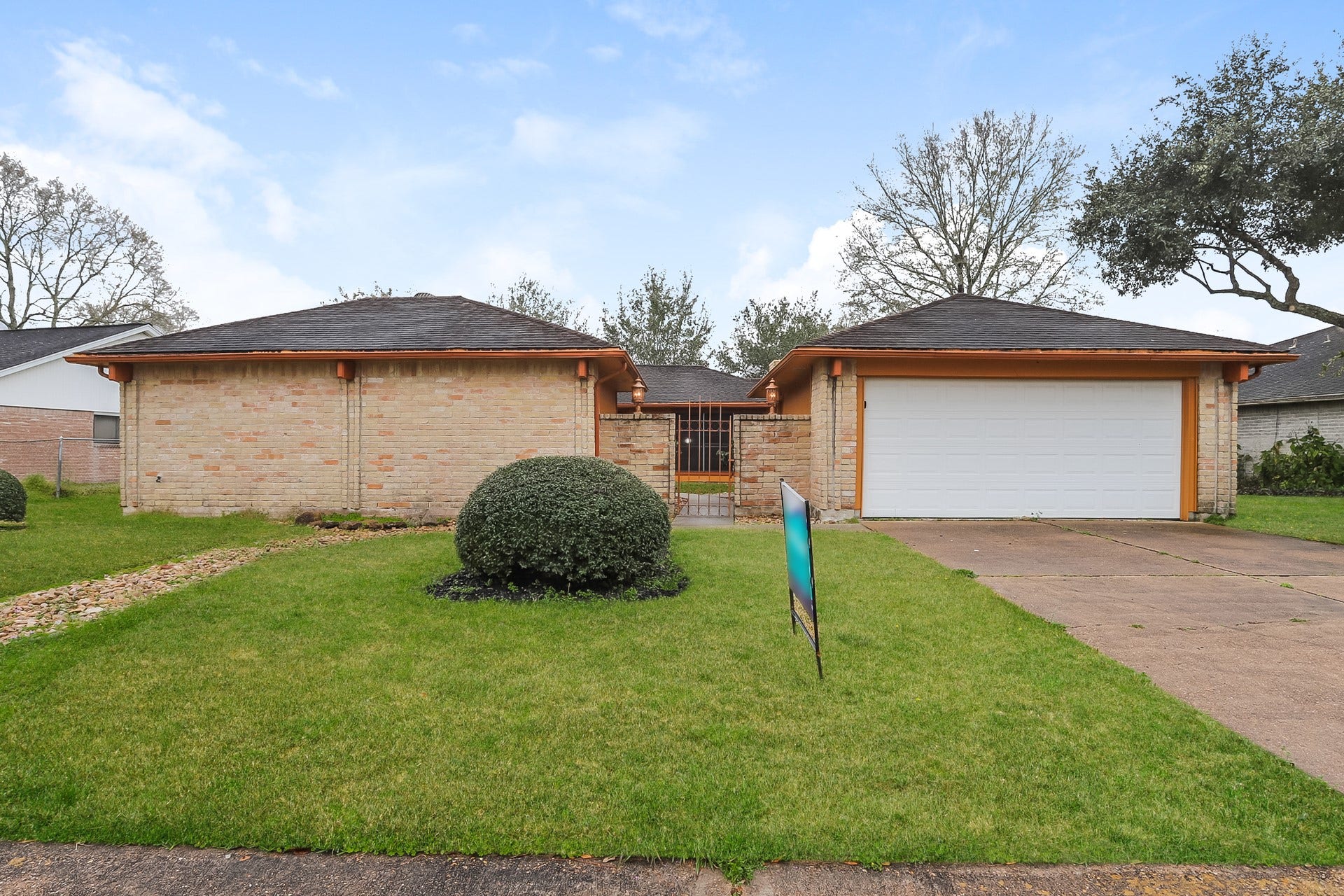 613 W Castle Harbour Drive, Friendswood, TX 77546 613 W Castle Harbour Drive, Friendswood, TX 77546
