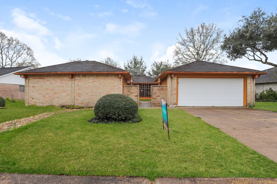 Property photo for 613 W Castle Harbour Drive, Friendswood, TX