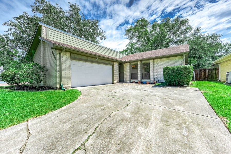 Property photo for 2702 Dove Tree Drive, Alvin, TX
