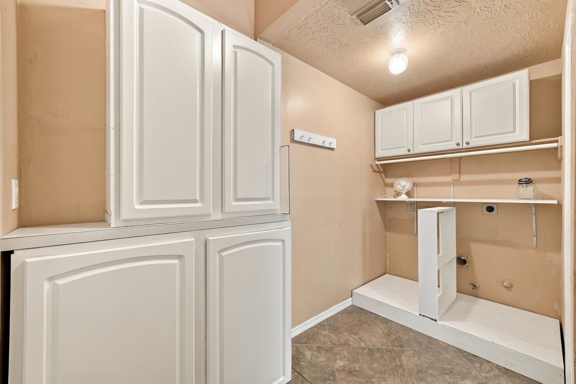 201 Lago Vista Street, League City, TX 77565 Conveniently located on the first floor, this spacious laundry room features ample storage and modern finishes for effortless organization.