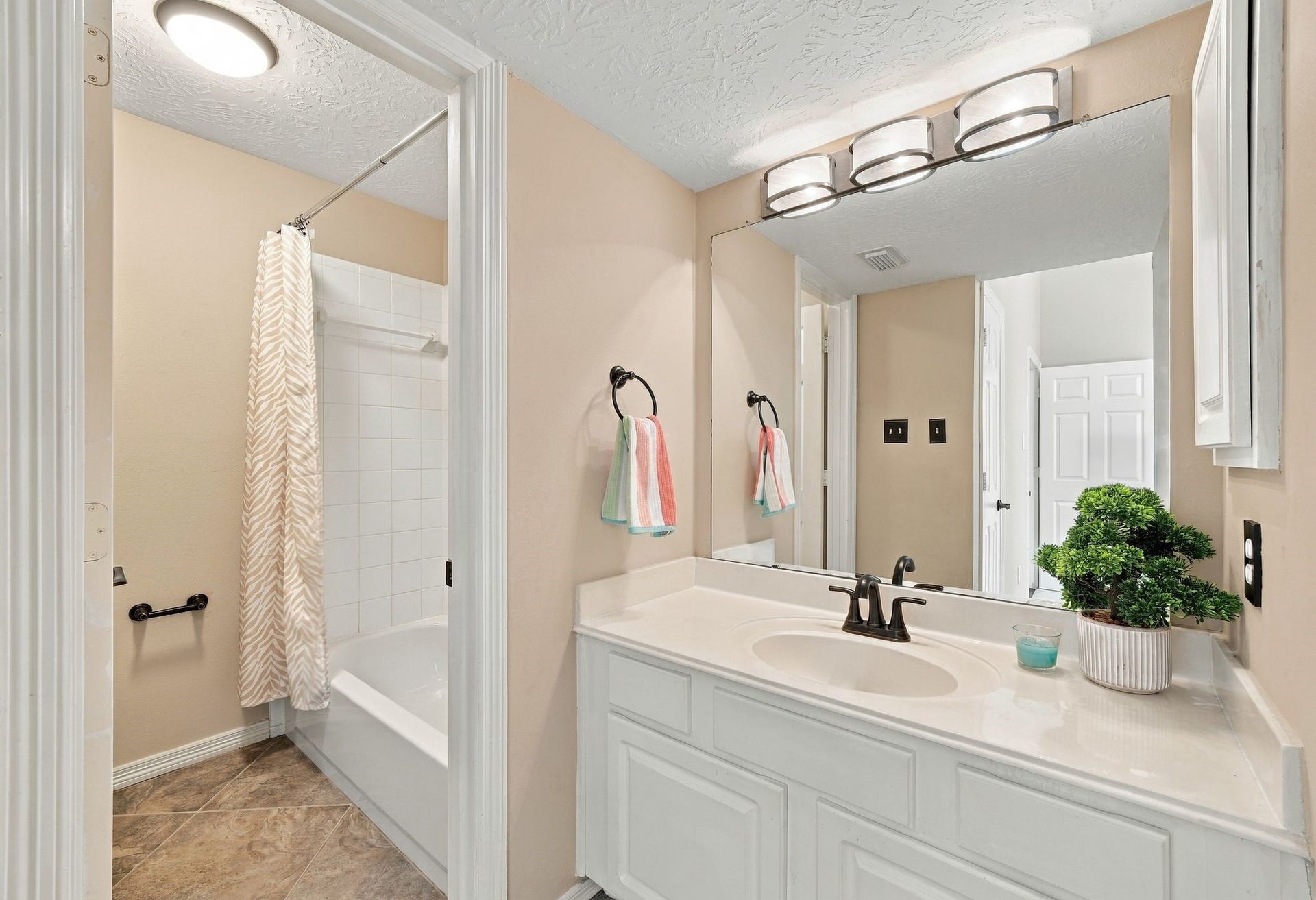 201 Lago Vista Street, League City, TX 77565 Step into this stylish en-suite featuring a versatile shower/tub combo, perfect for relaxation and convenience.