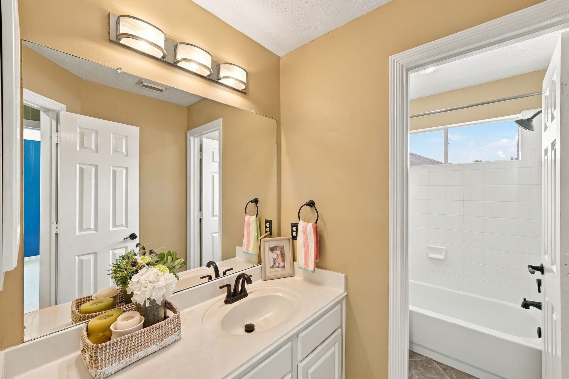 201 Lago Vista Street, League City, TX 77565 Experience comfort and style in the second upstairs bath, featuring a convenient tub/shower combo and elegant design touches.