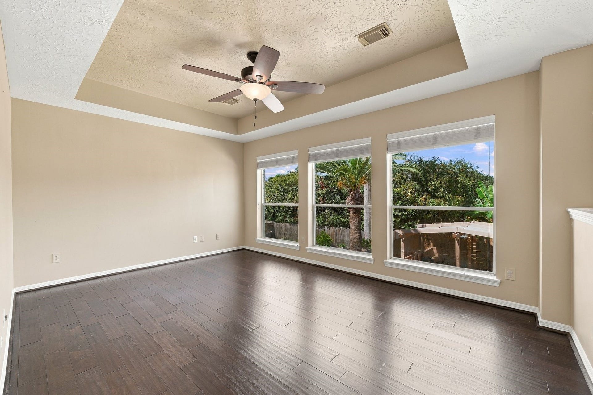 201 Lago Vista Street, League City, TX 77565 Experience the potential of this bright, unstaged room featuring stunning large windows that invite natural light and beautiful views, perfect for creating your dream space.